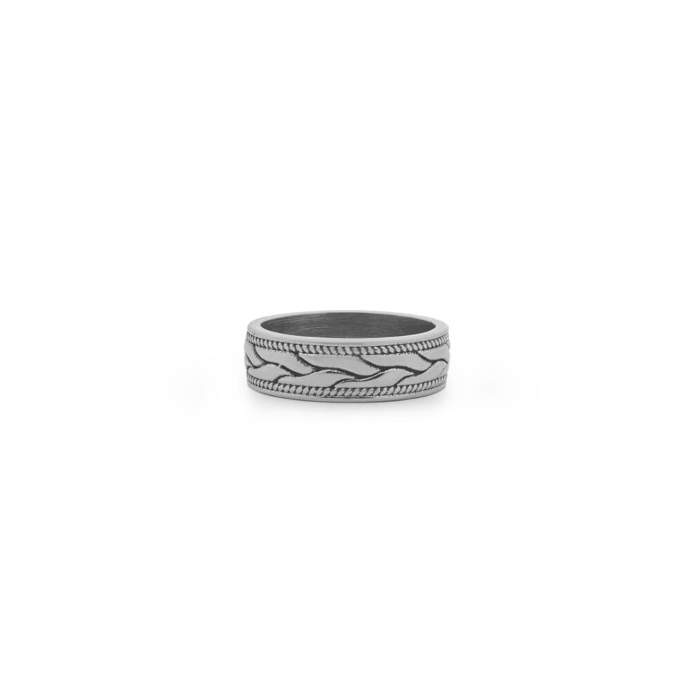 Forjado en acero inoxidable 316L, el Anillo Celta retoma la fuerza de los antiguos símbolos tribales.
