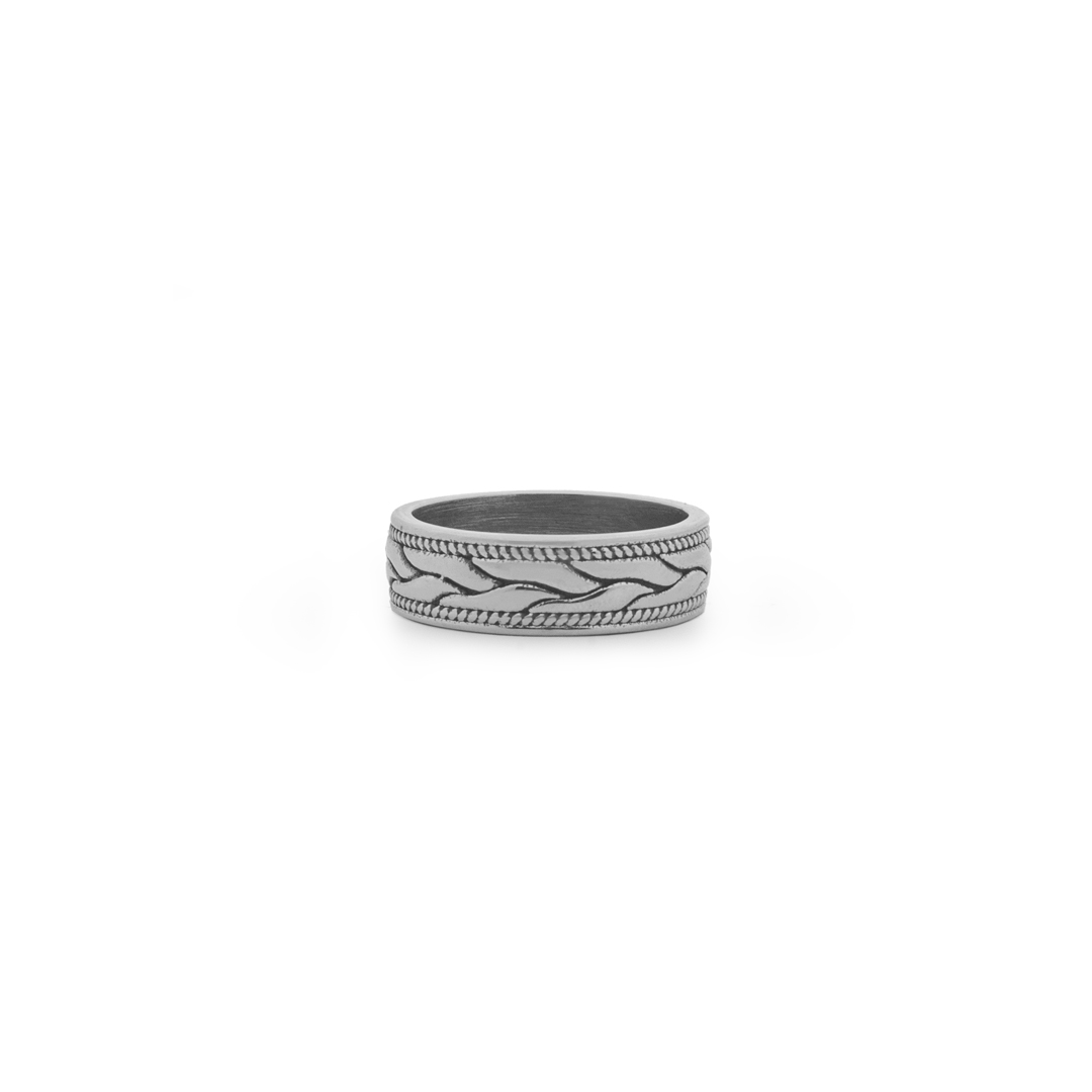 Forjado en acero inoxidable 316L, el Anillo Celta retoma la fuerza de los antiguos símbolos tribales.